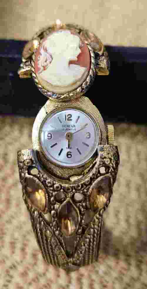 Vintage Geneva 17 Jewels Gold Tone w Rhinestone Hidden Bangle Watch Cameo RUNS!!