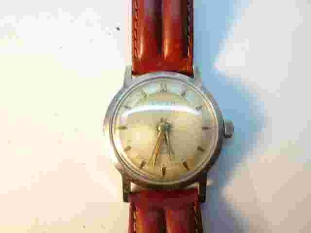 ACCRO TEXTURED DIAL PERMAPOWER WINDUP WATCH RUNS VINTAGE 1970'S