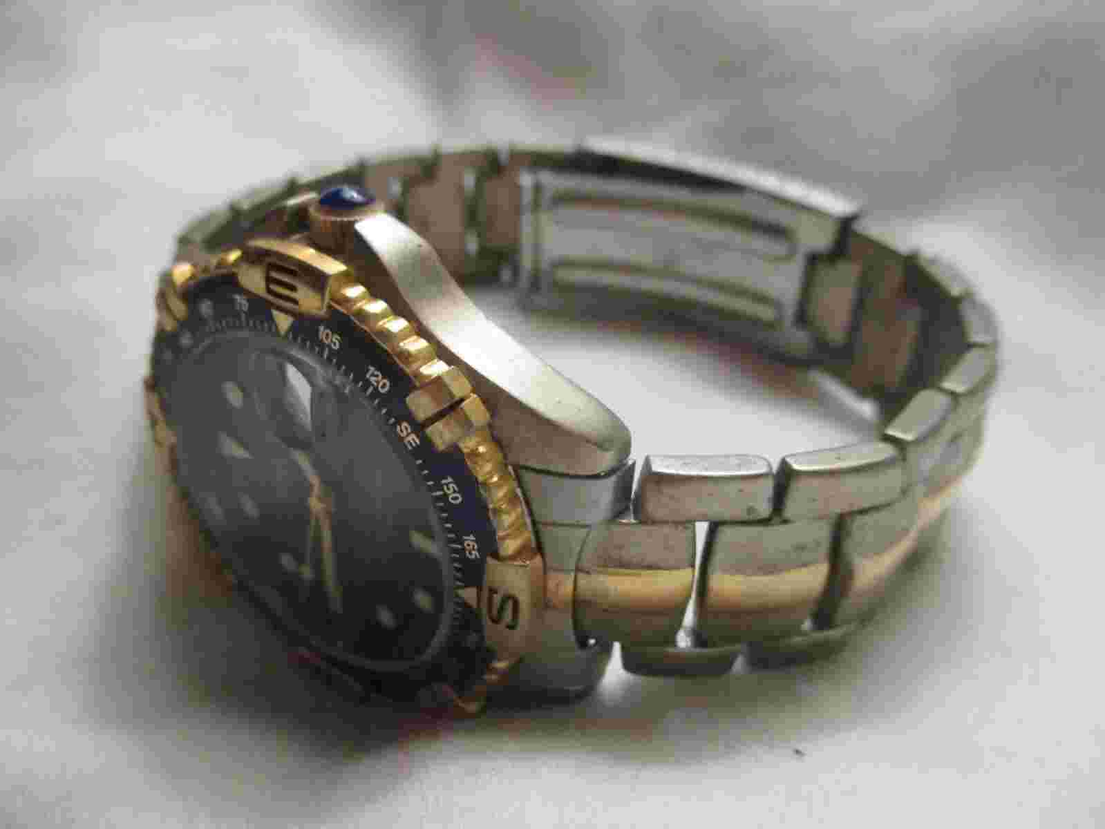 Brut Analog Wristwatch with Quartz Movement and Water Resistance