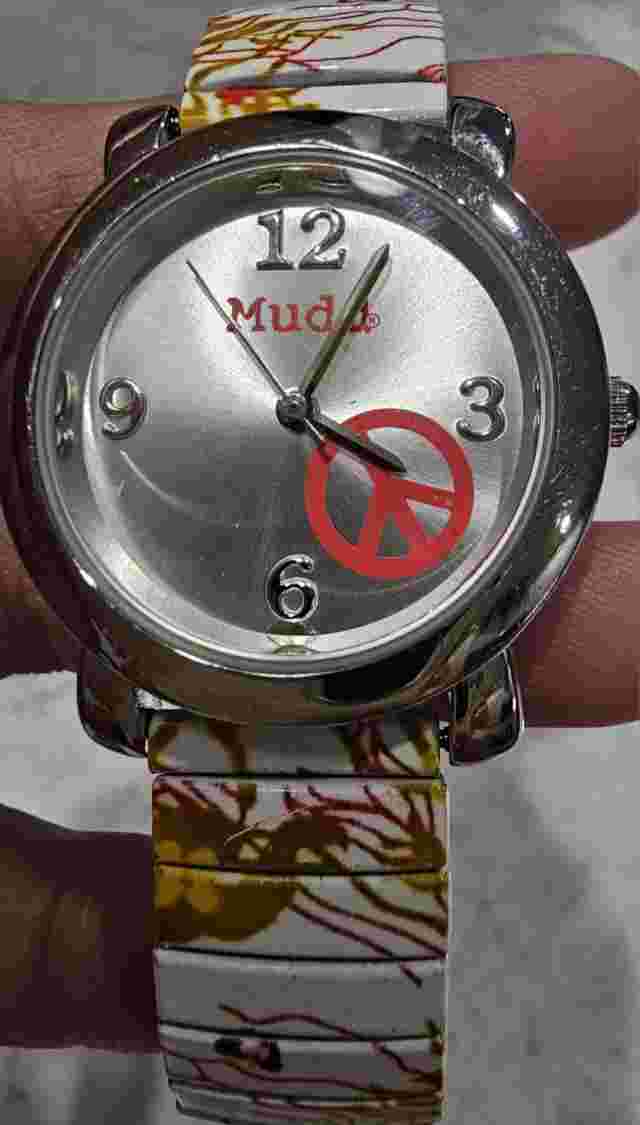Ladies Mudd Beautiful White Tone Stretch Bracelet Analog Quartz Watch