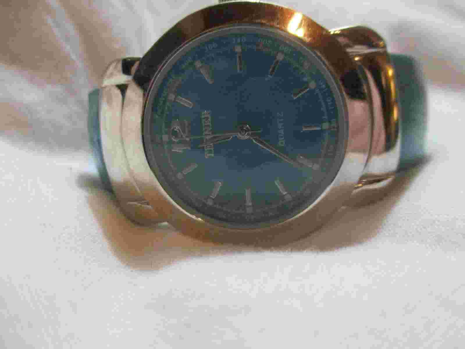 Terner Analog Wristwatch with a Cuff Band and Quartz Movement