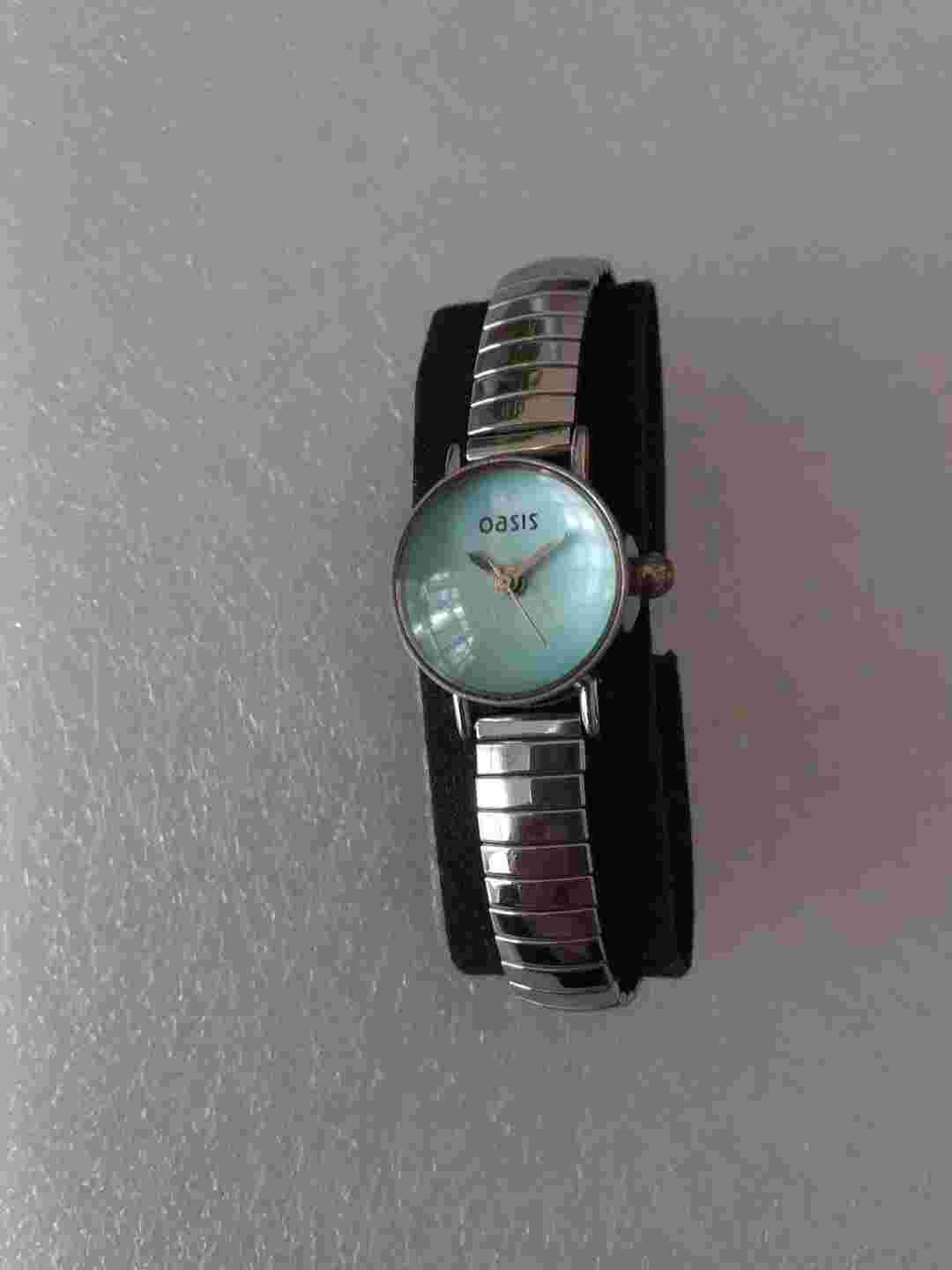 Oasis Ladies Beautiful Quartz Watch With A Expandable Bracelet