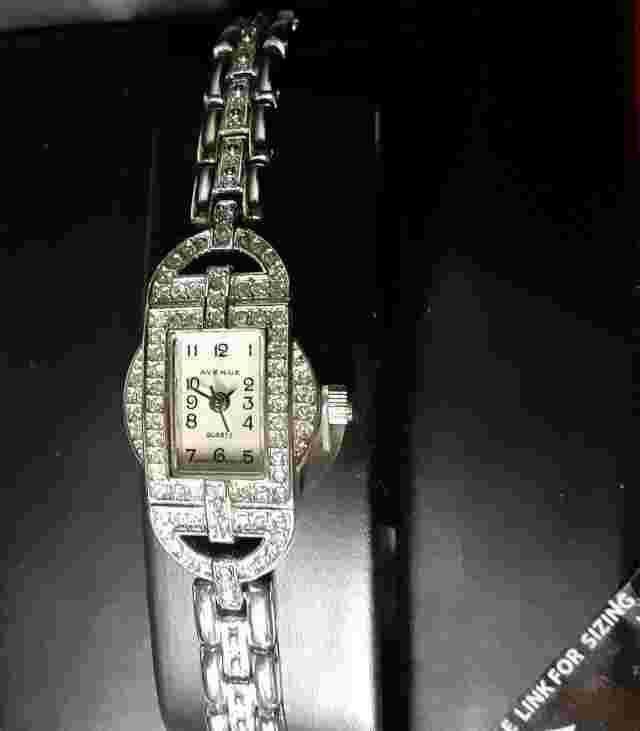 NEW VINTAGE "AVENUE" WOMEN'S WRISTWATCH WITH CRYSTAL CHIP FACE & LINKED BAND