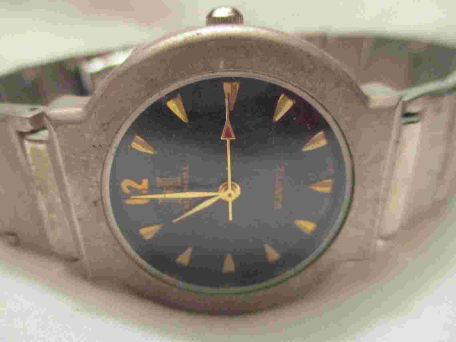 Clavin Hill Analog Wristwatch with Quartz Movement