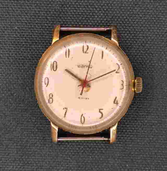 1960s SLIM WOSTOK 2209 MEN'S WRISTWATCH AU GOLD PLATED CASE 18 JEWELS USSR