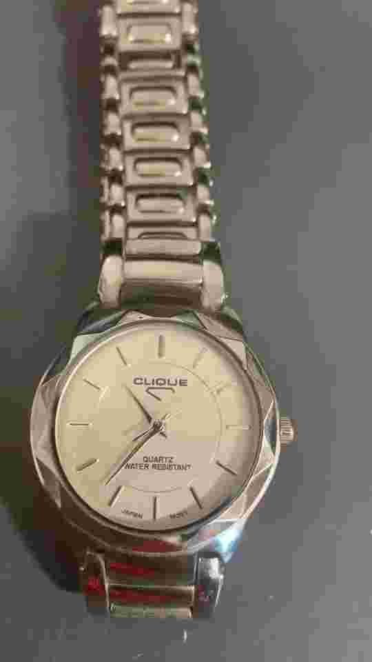 VINTAGE CLIQUE SILVER-TONE WATCH-WORKS. NEW BATTERY