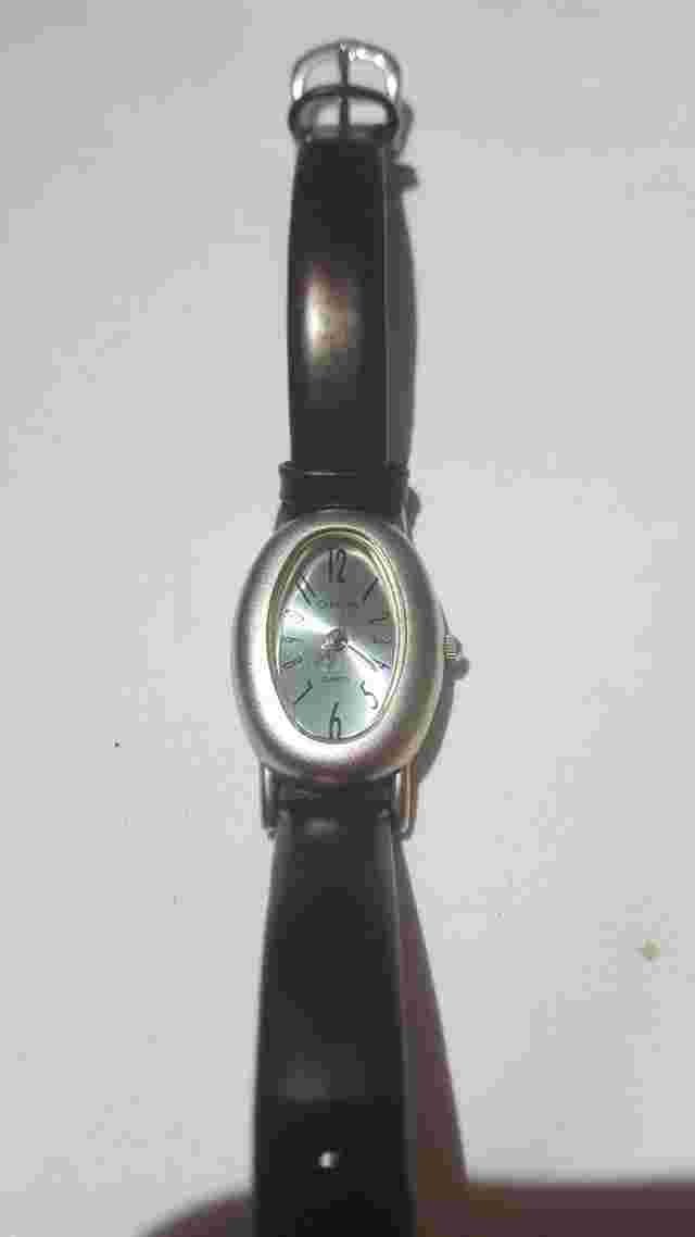 Carriage Womens Silver-Tone Oval Case Black Leather Band