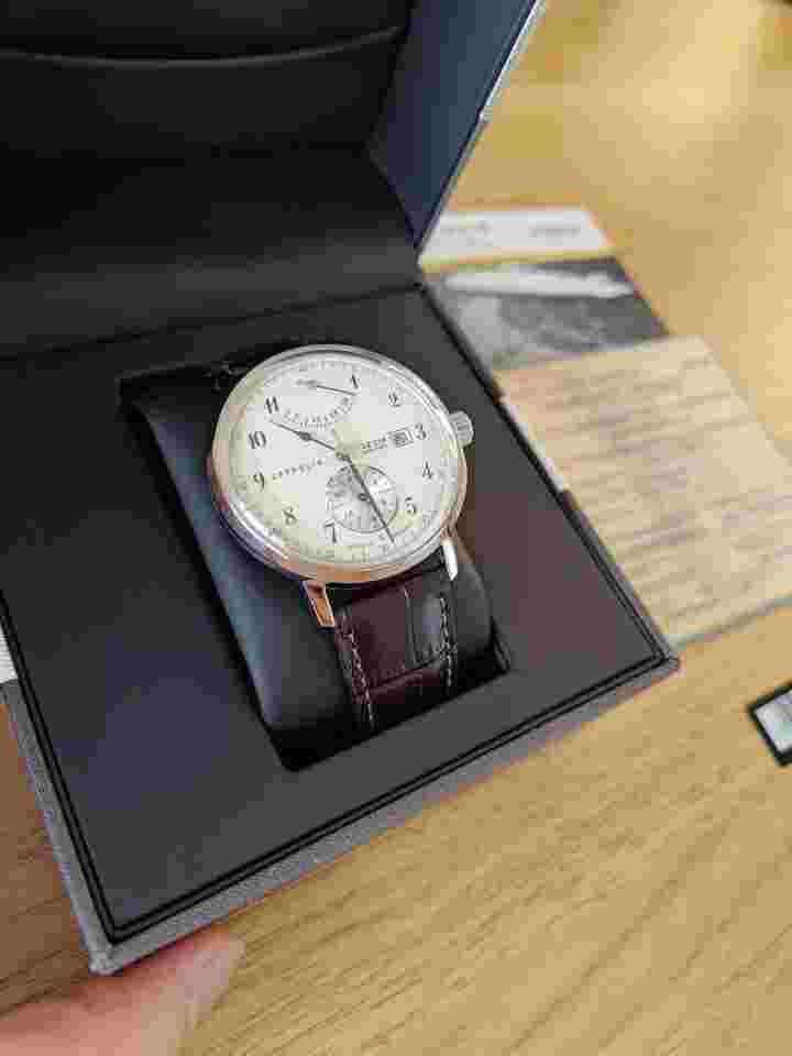 (Near new and RARE) Zeppelin LZ129 Hindenburg Beige with box and papers