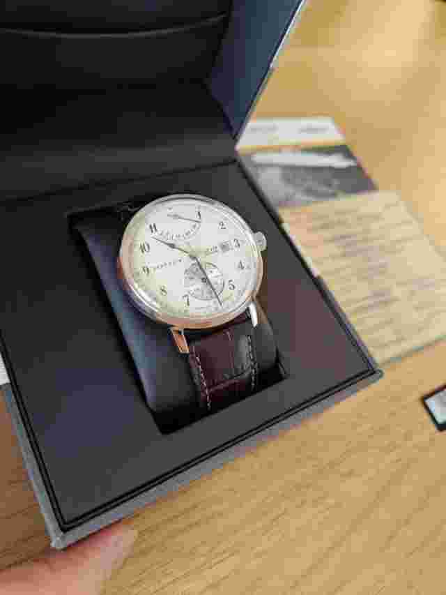 (Near new and RARE) Zeppelin LZ129 Hindenburg Beige with box and papers