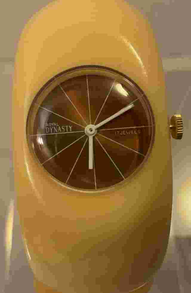 RARE ROYAL DYNASTY BAKELITE BRACELET CLAMPER WRISTWATCH 17 JEWELS RUNS PERFECTLY