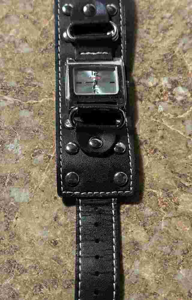 Dickies Analog Wristwatch with a Buckle Band and Quartz Movement