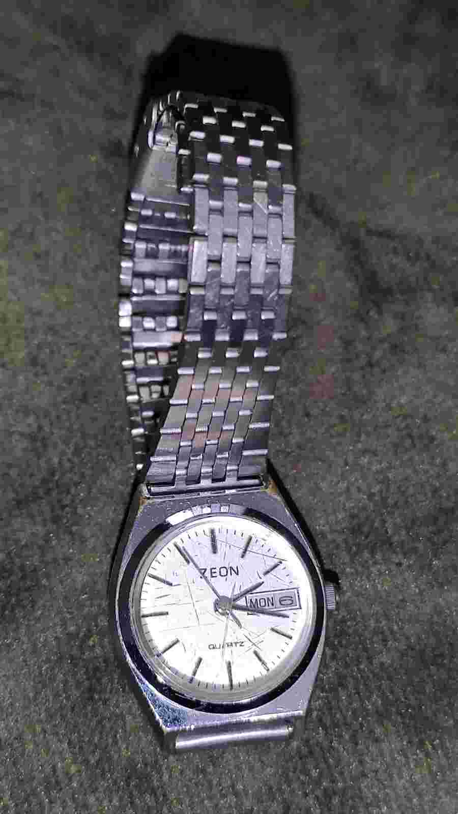 Vintage Zeon Ladies Small Quartz Watch Day Date. New Battery.