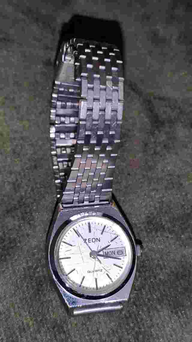 Vintage Zeon Ladies Small Quartz Watch Day Date. New Battery.