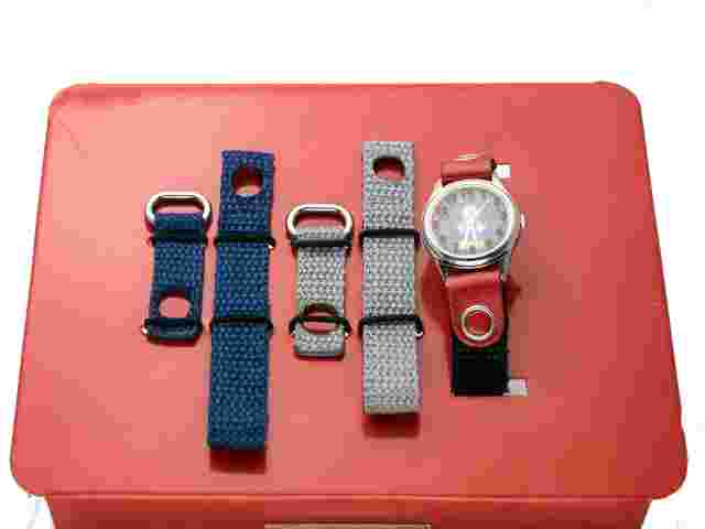 DISNEY:MICKEY MOUSE THREE BAND INTERCHANGEABLE ANALOG QUARTZ WATCH IN LUNCHBOX