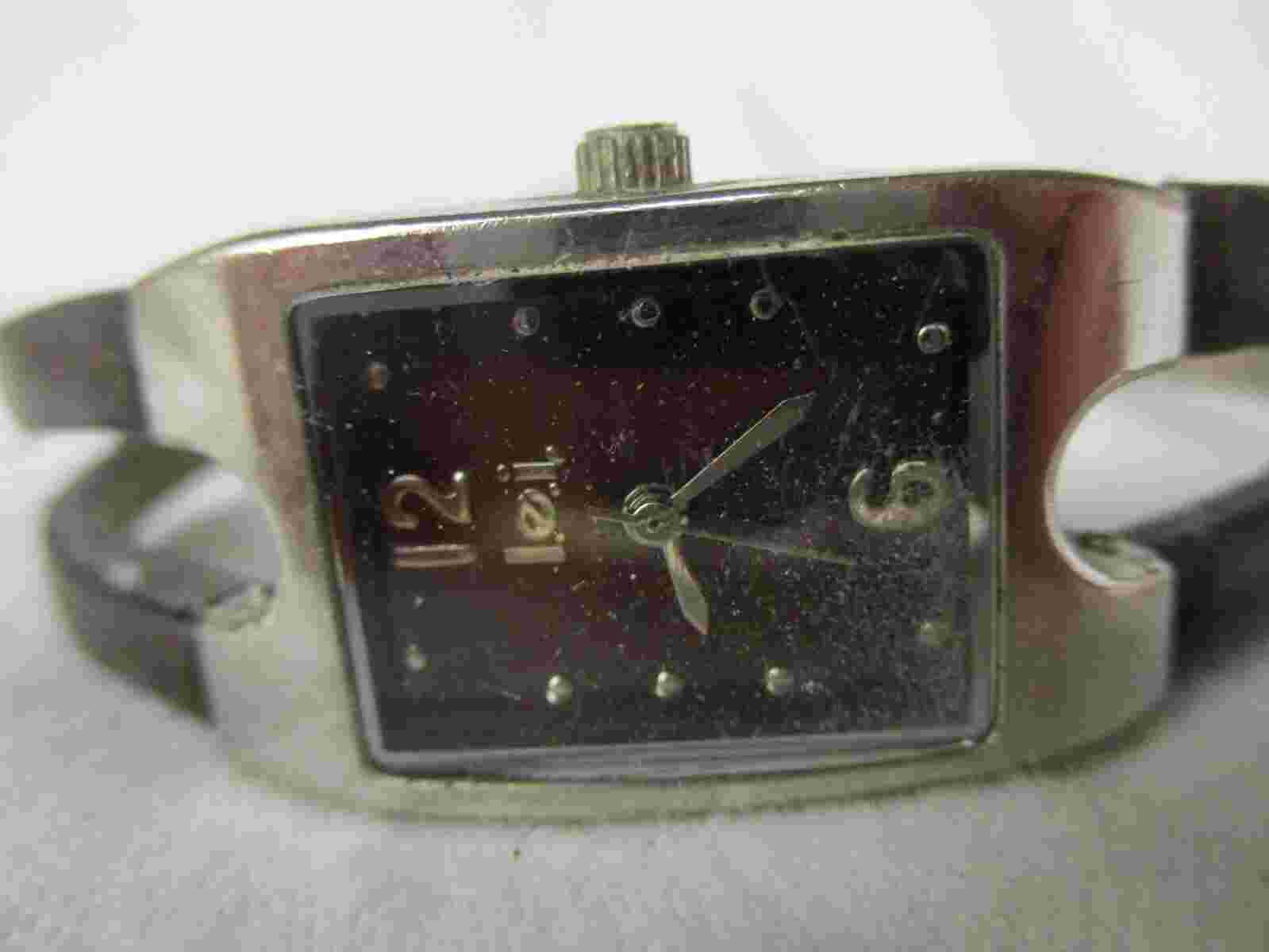 LEI Analog Wristwatch with a Buckle Band