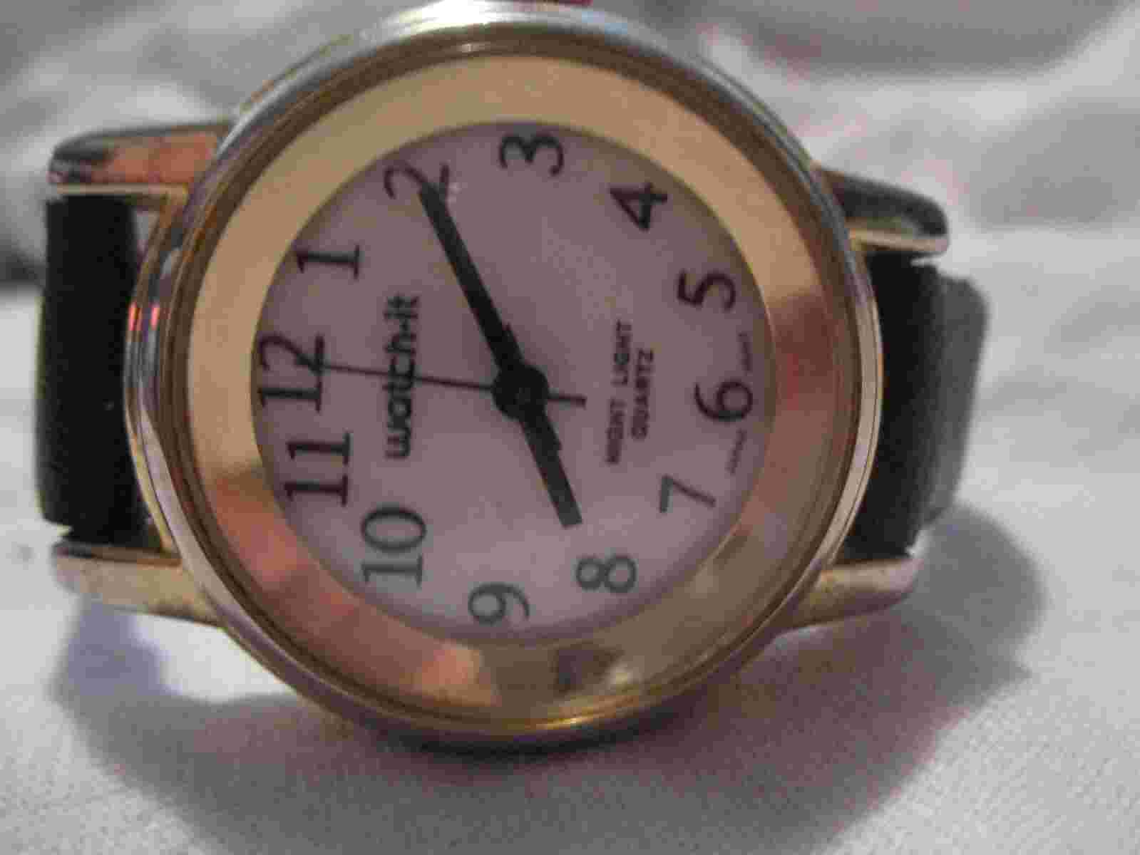 Watch It Analog Wristwatch with a Buckle Band and Quartz Movement