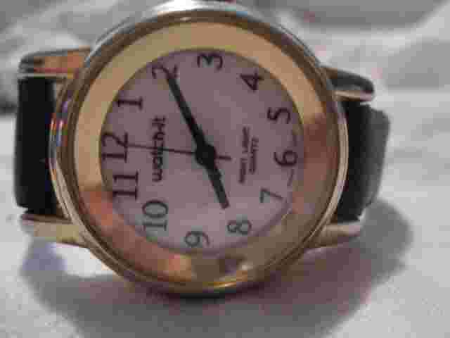 Watch It Analog Wristwatch with a Buckle Band and Quartz Movement