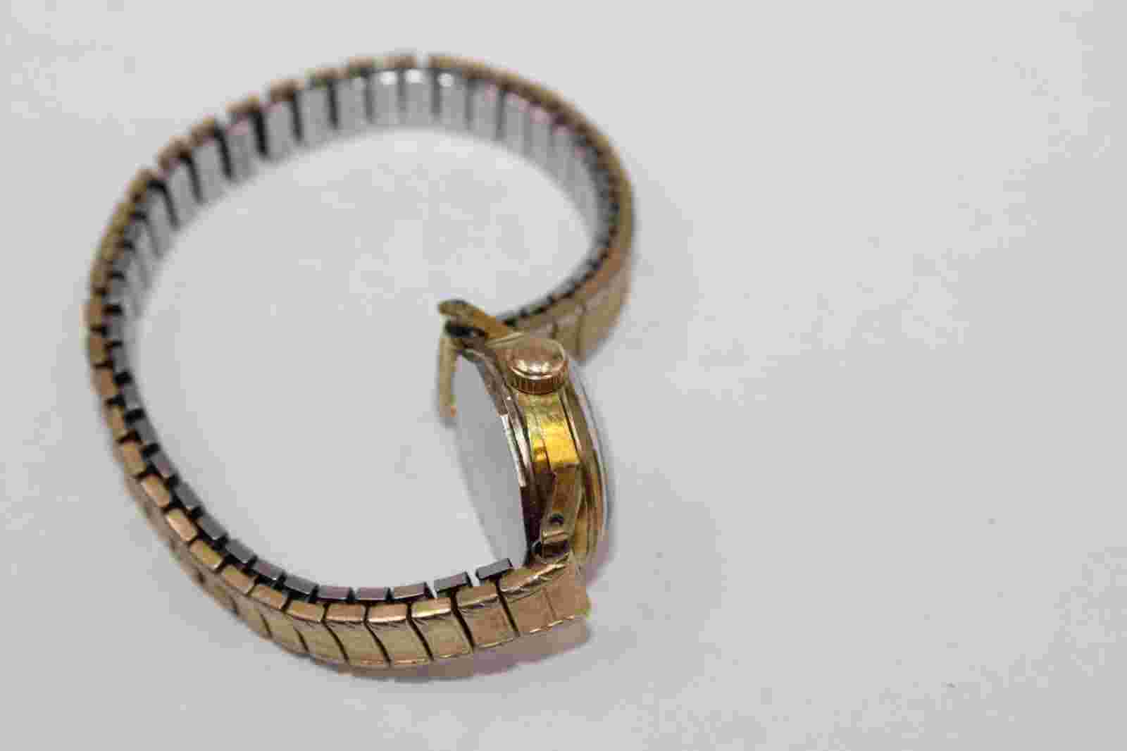 LE GANT WOMEN'S WIND UP WRIST WATCH ANTIMAGNETIC winds and ticks vintage