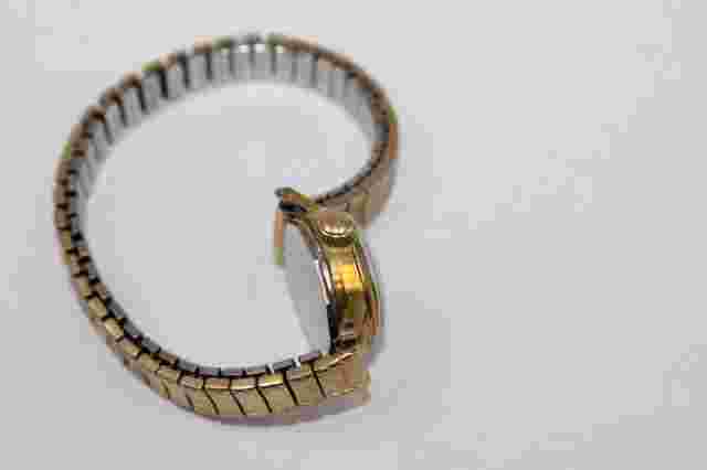 LE GANT WOMEN'S WIND UP WRIST WATCH ANTIMAGNETIC winds and ticks vintage