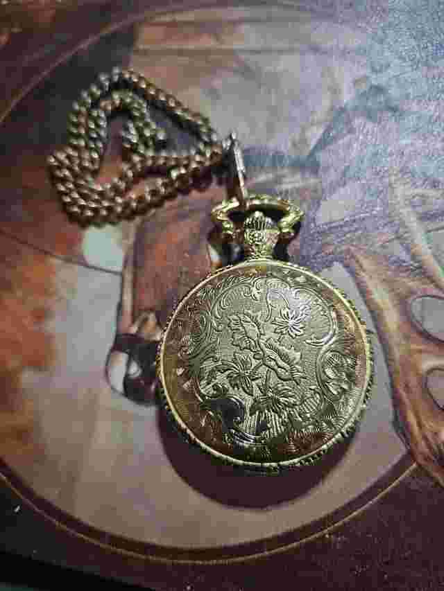 Vintage Gold Tone Milan Quartz Bird Dog Pocket Watch