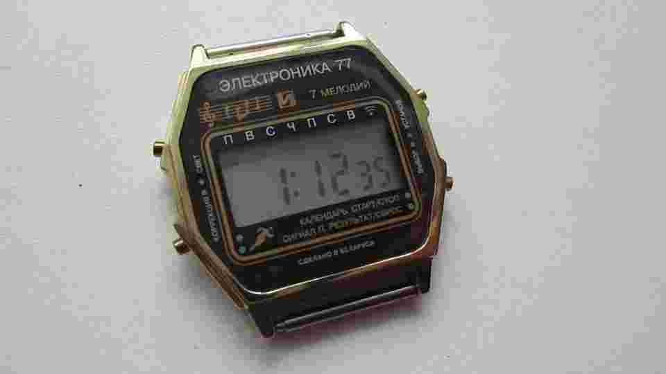 Vintage 1980s Electronic 77 Quartz Wristwatch with 7 Tunes