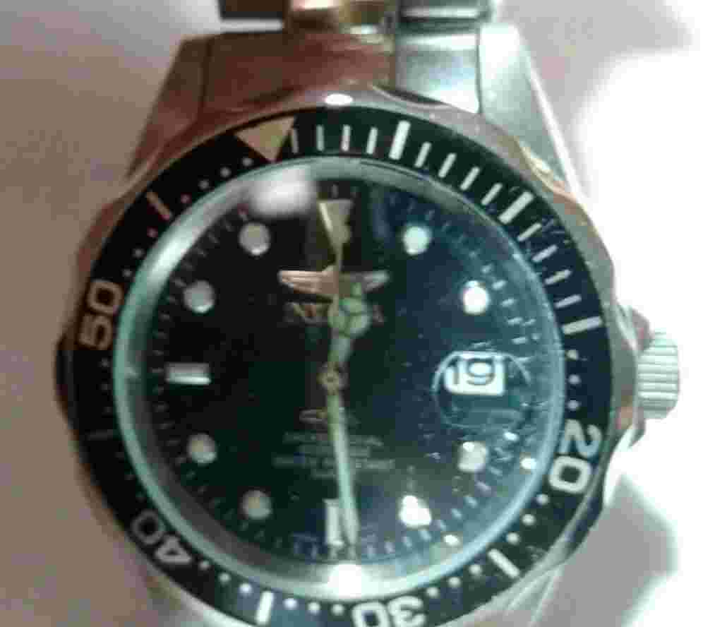 mens georgous invicta divers wrist watch with date window