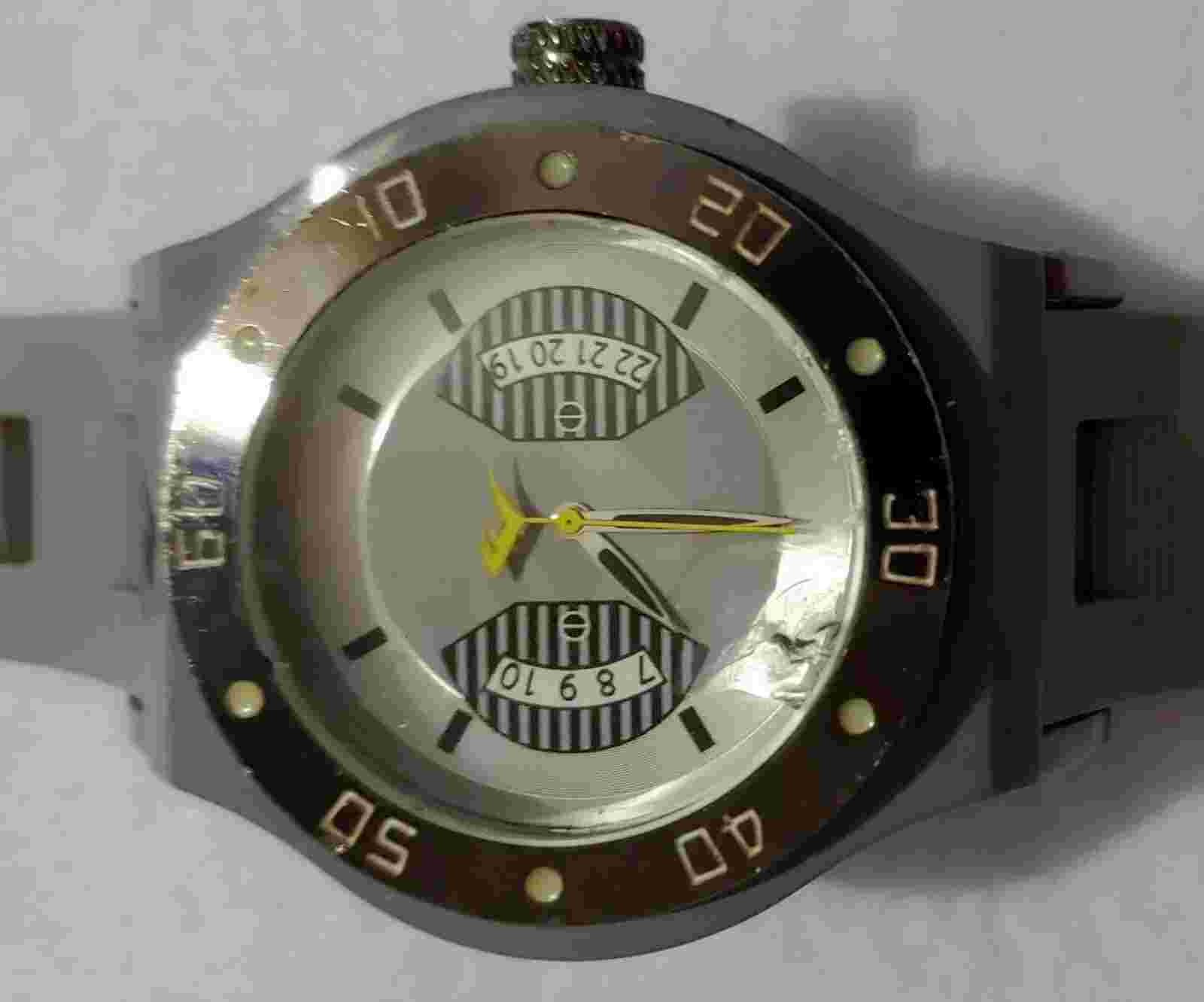 Everlast Mens Sport Analog Round Watch Gray Ressin Strap Oversized