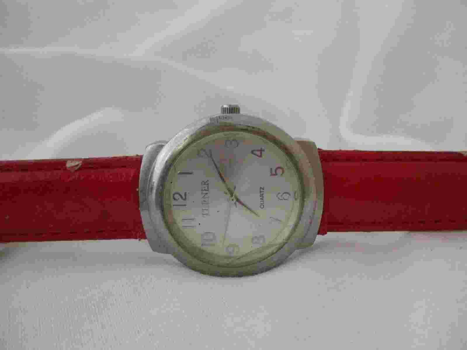 Terner Analog Wristwatch with a Buckle Band and Quartz Movement
