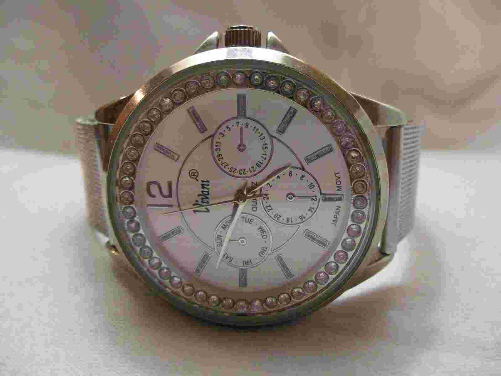 Vivani Analog Wristwatch with a Buckle Band and Quartz Movement