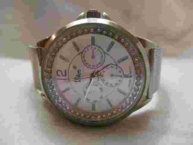 Vivani Analog Wristwatch with a Buckle Band and Quartz Movement