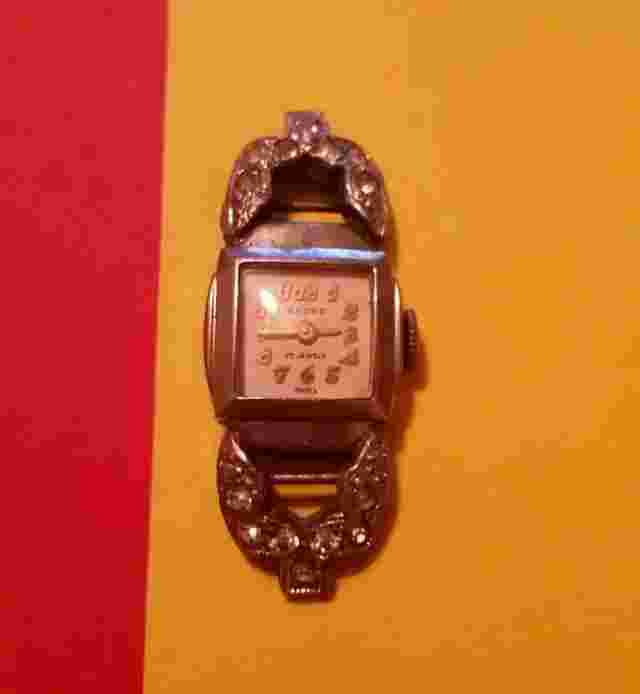 RARE VINTAGE WOMAN 1940's "ACCRO" WRIST WATCH * 17 JEWELS ^ SWISS MADE * RUNS