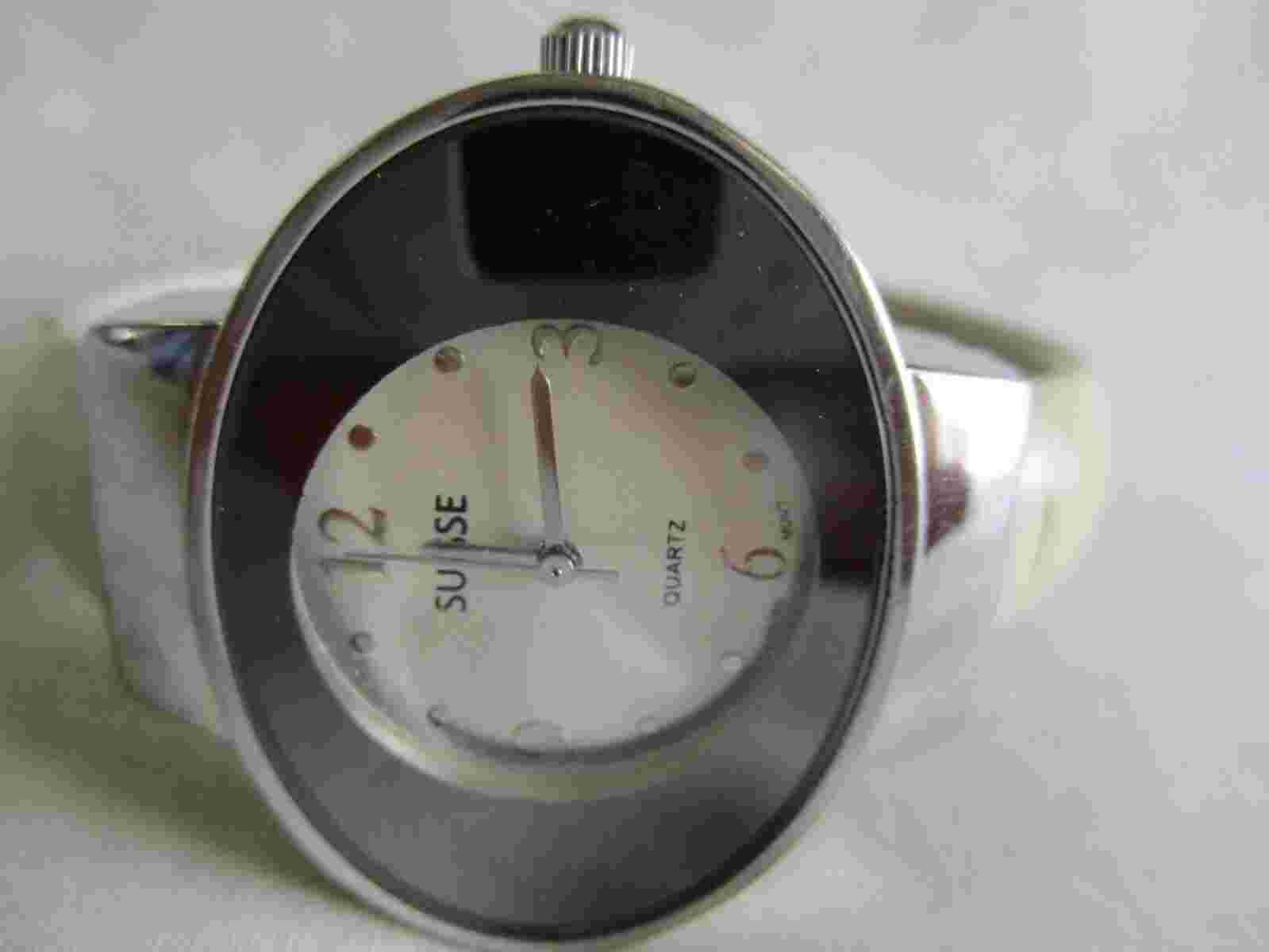 Suisse Analog Wristwatch with a Cuff Band and Quartz Movement