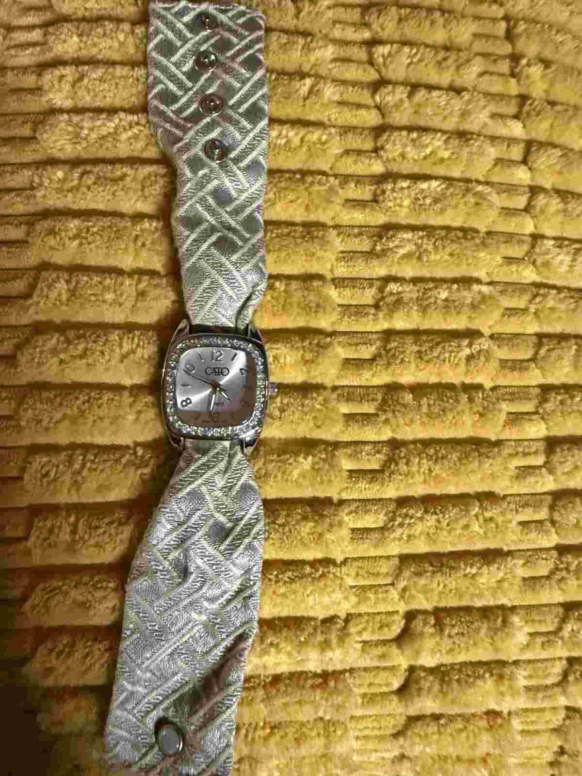 CUTE CATO WATCH WITH FABRIC BAND + FOUR EXTRA BANDS