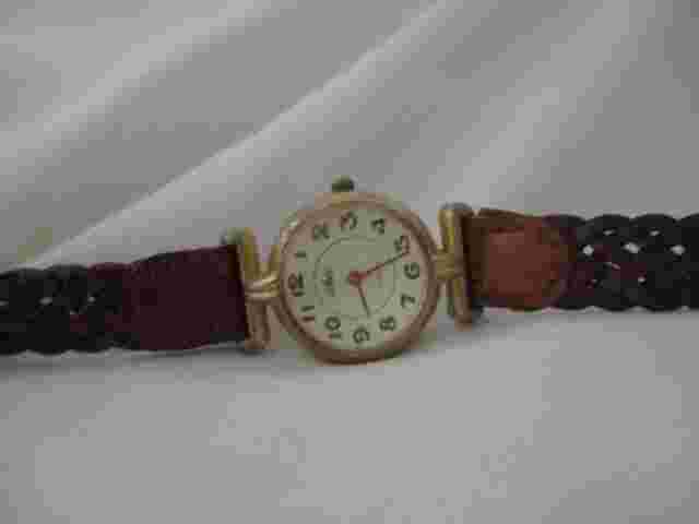 Chic Analog Wristwatch with a Buckle Band and Quartz Movement