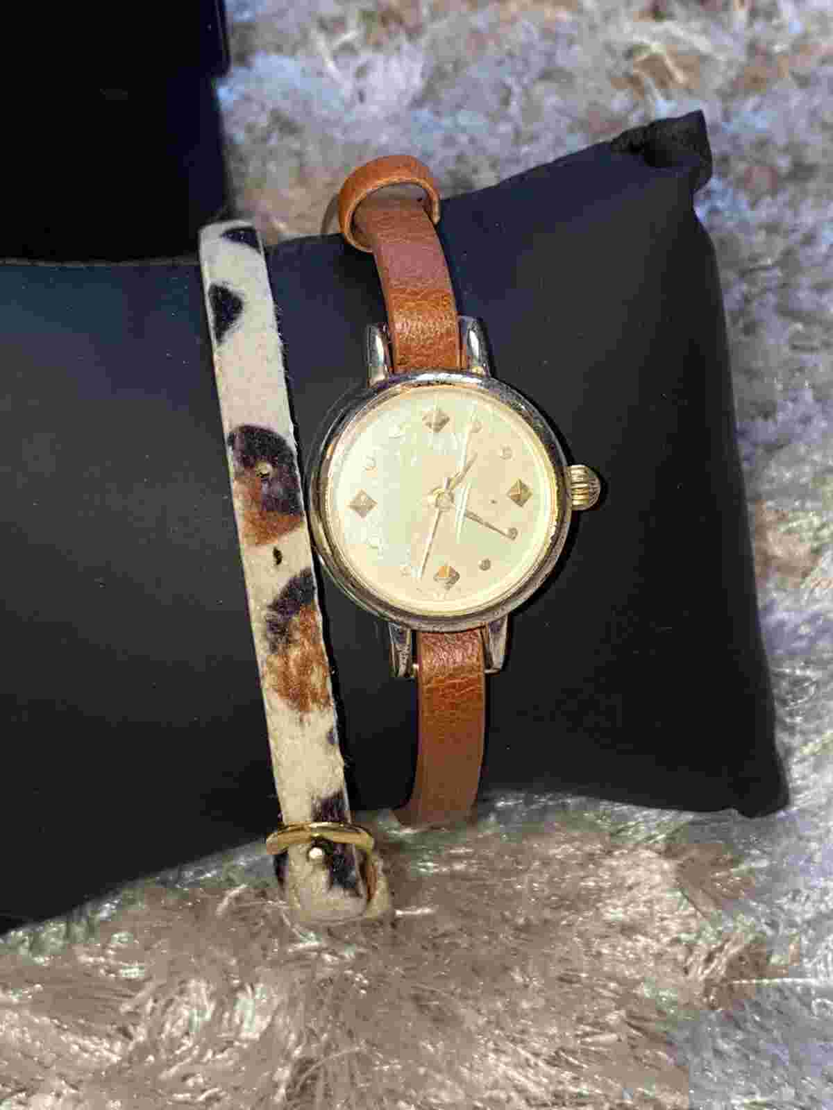 VERY GOOD CONDITION - ASOS INTERCHANGEABLE ANIMAL STRAP WATCH WOMANS