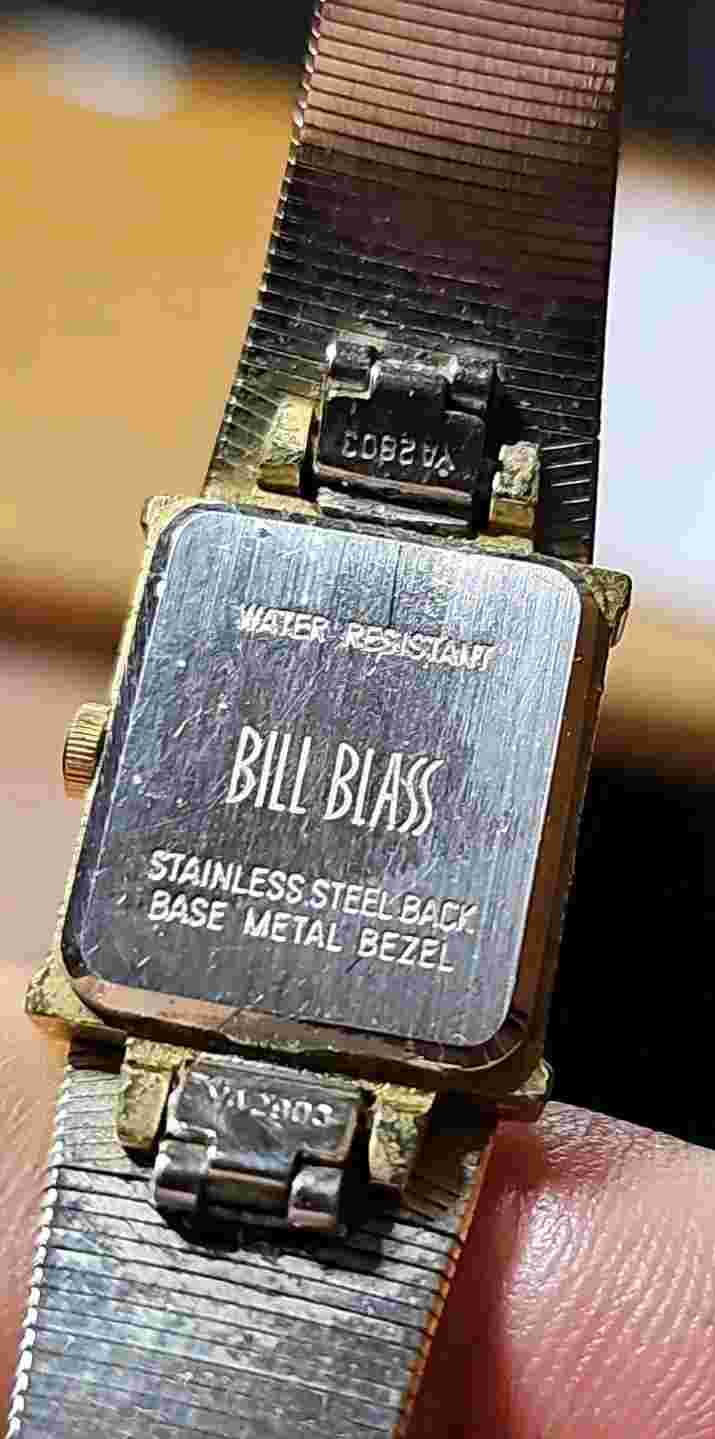 Vintage BILL BLASS 243-902. 105 Watch Quartz Ladies Swiss