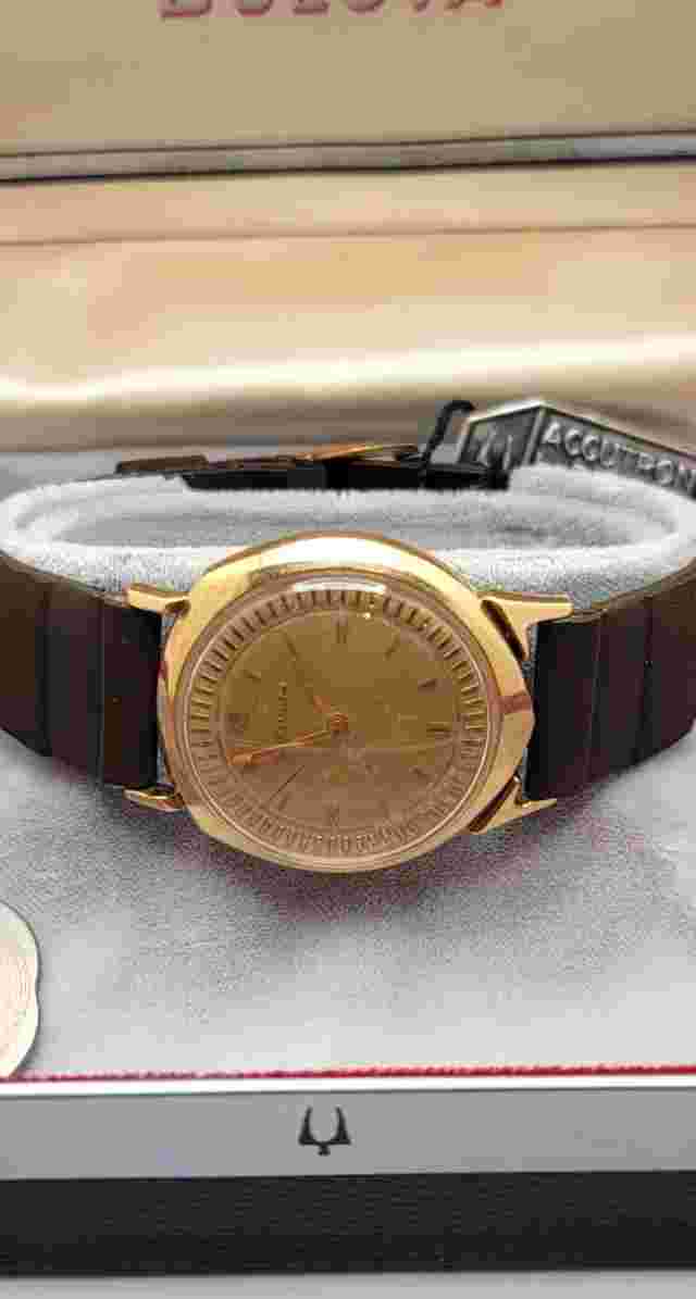 RARE 1961 SOLID YELLOW GOLD ACCUTRON 214 ALPHA ASYMETRIC CASE WITH BOX, WORKS