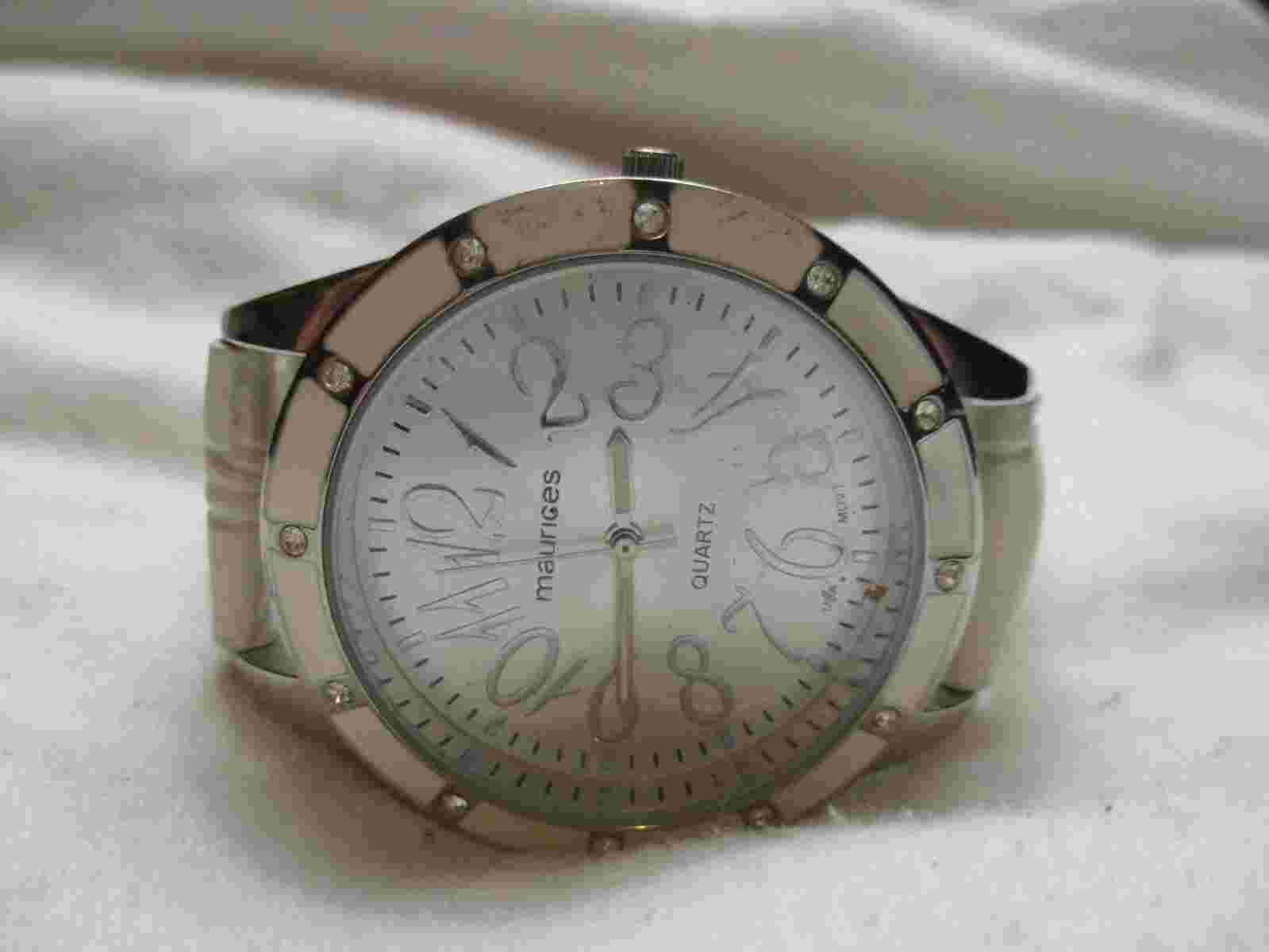 Maurices Analog Wristwatch with a Buckle Band and Quartz Movement