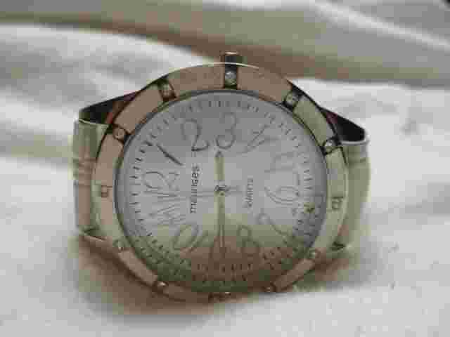 Maurices Analog Wristwatch with a Buckle Band and Quartz Movement