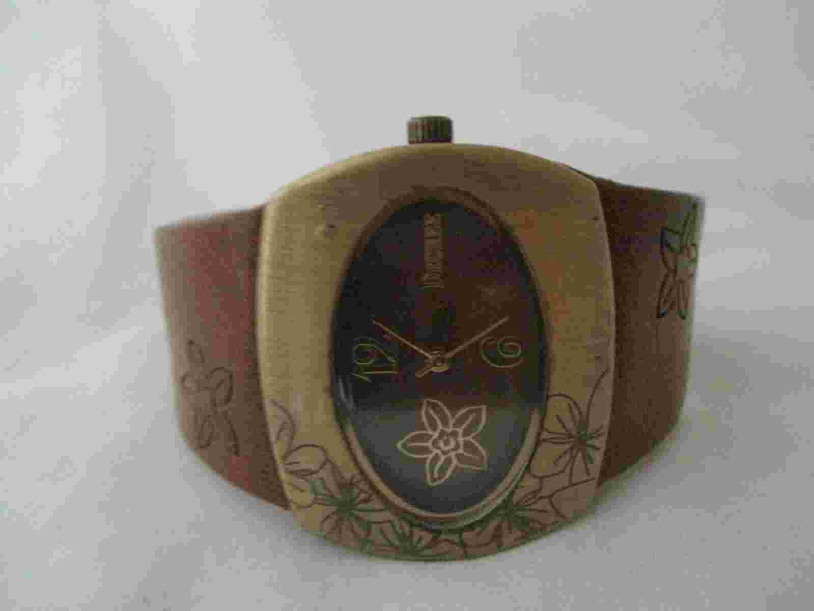 Decree Analog Wristwatch with a Buckle Band and Quartz Movement