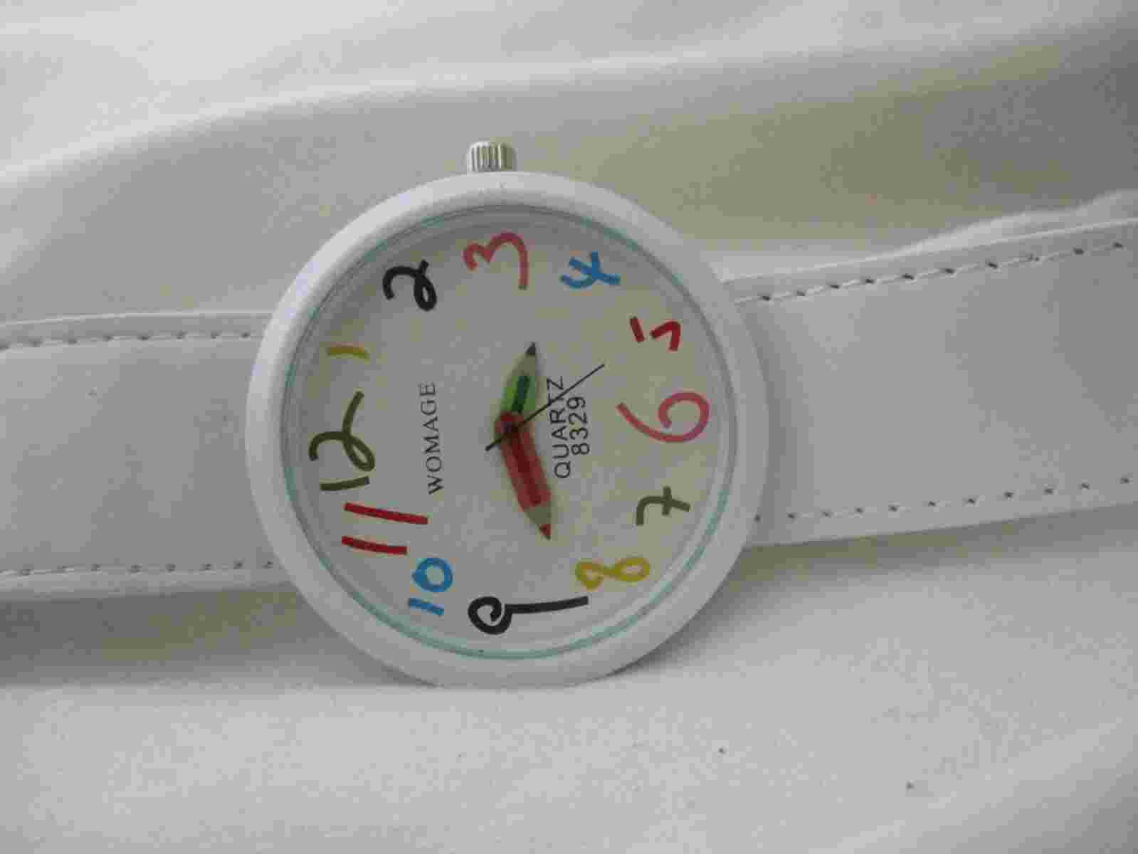 Womage Analog Wristwatch with Quartz Movement and a Buckle Band