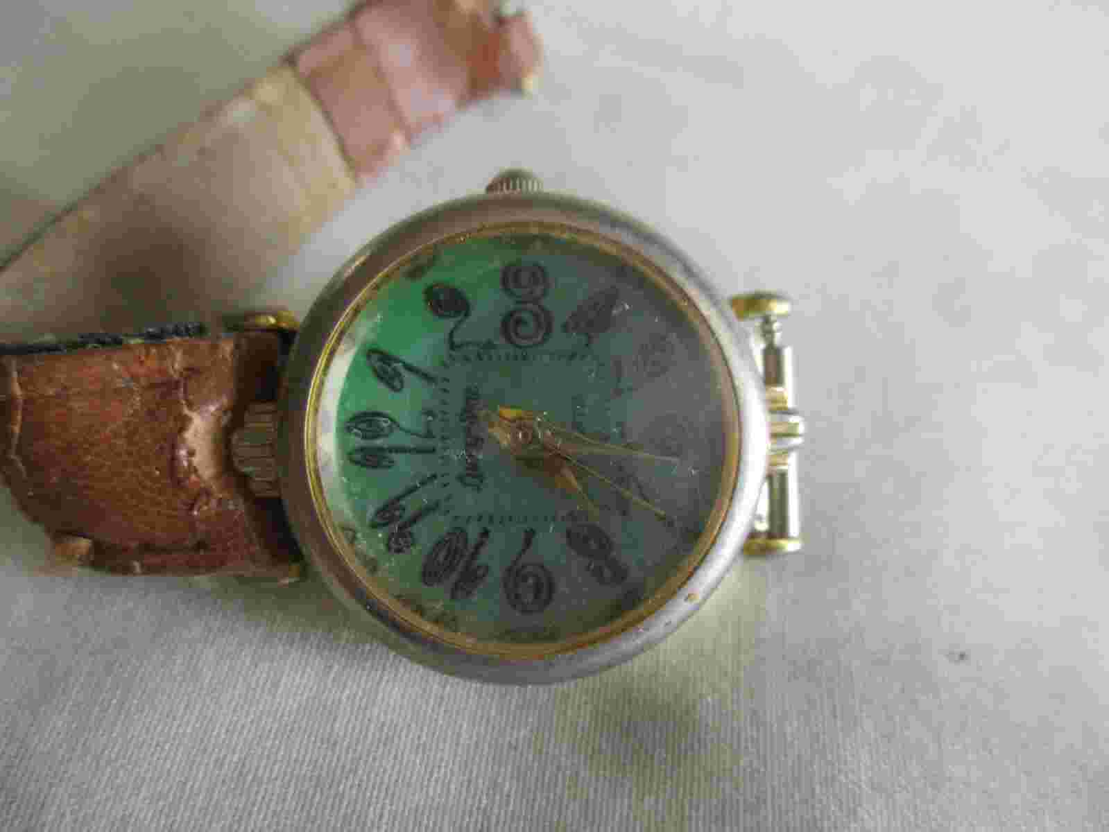 Lucky Star Analog Wristwatch with a Buckle Band and Quartz Movement