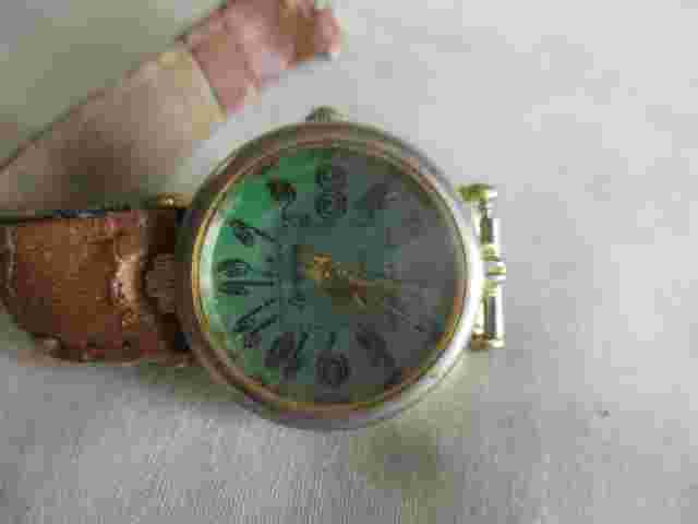 Lucky Star Analog Wristwatch with a Buckle Band and Quartz Movement