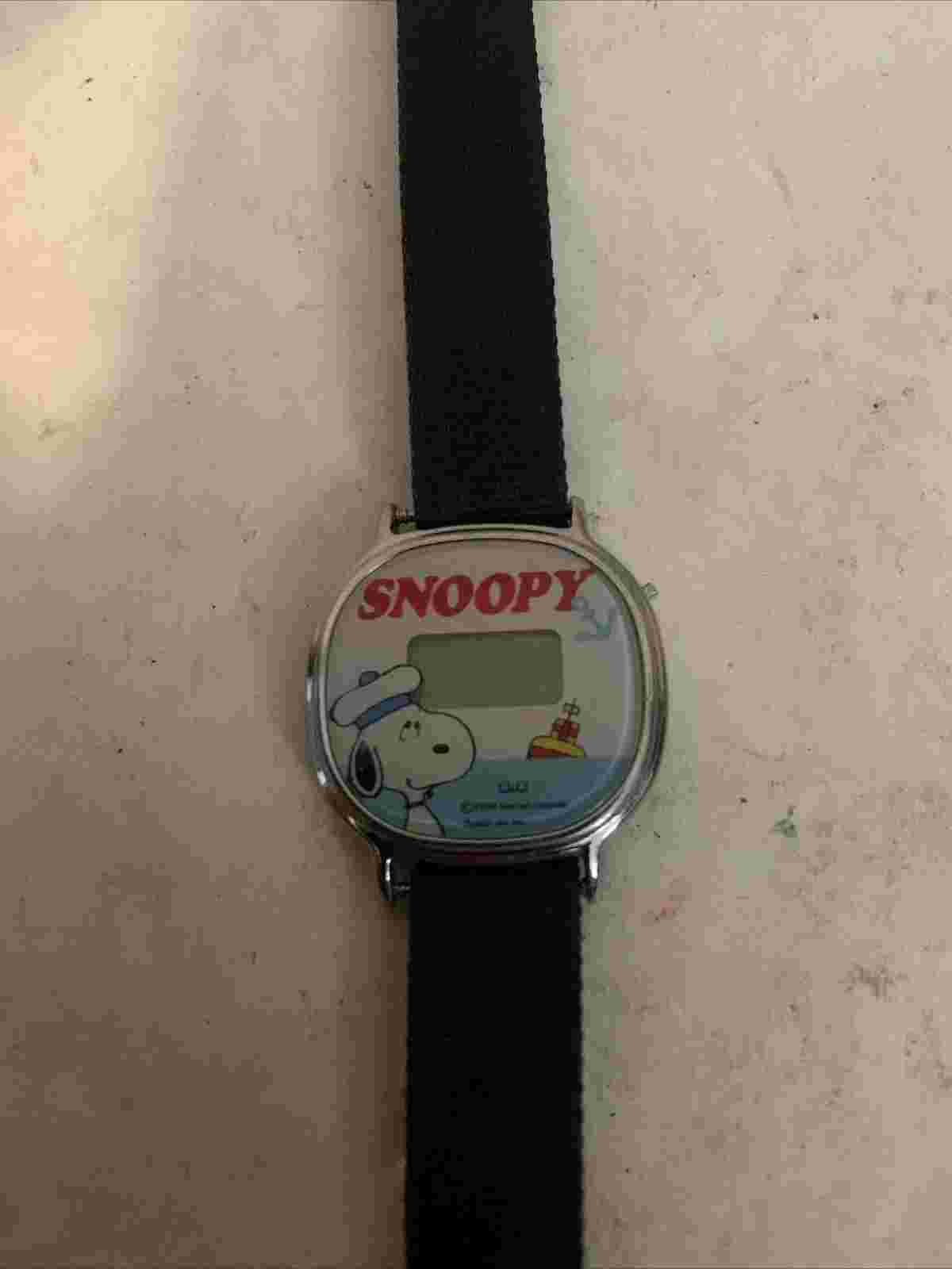 Vintage Snoopy United Feature Syndicate Inc Silver Tone Digital Watch  Blue Band