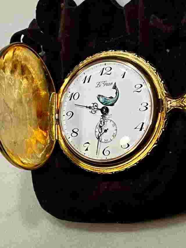 Le Gran 17 Jewels Incabloc Fisherman Design Gold Embossed Swiss  Pocket Watch