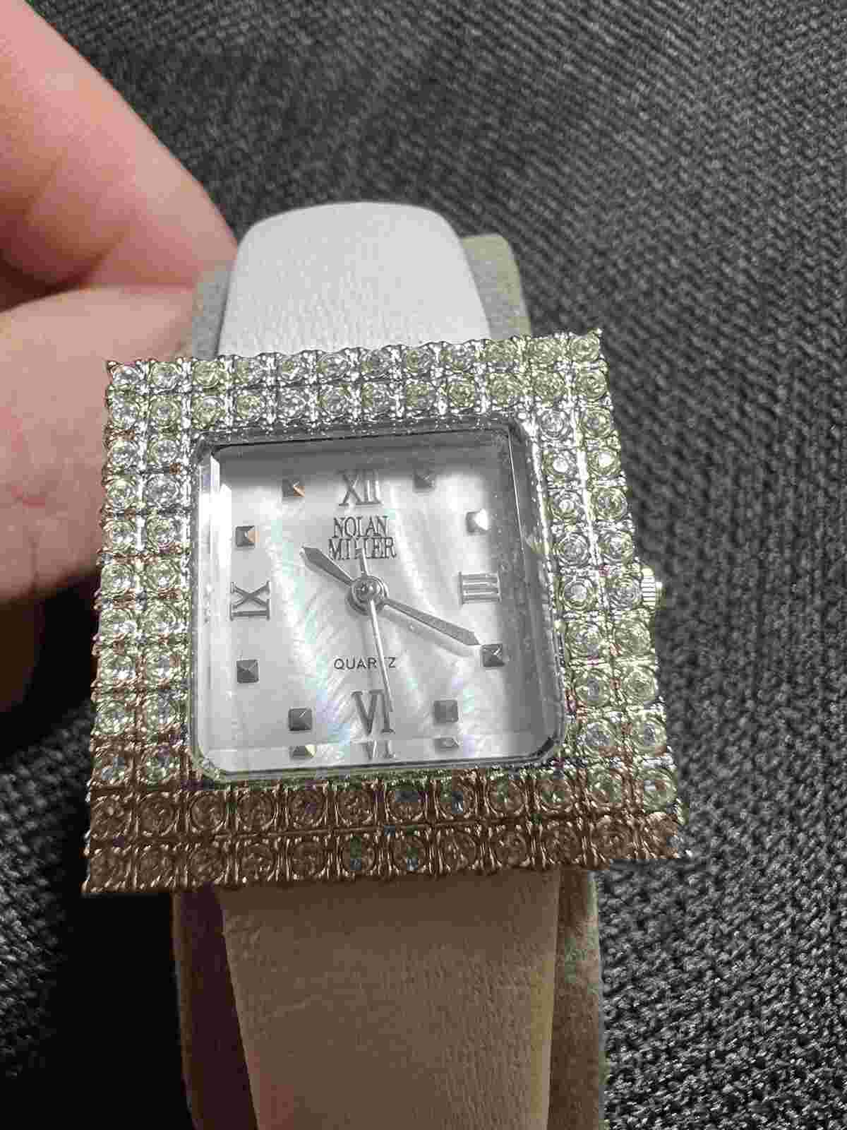 DAZZLING NOLAN MILLER WHITE LEATHER BAND SILVER-TONE RHINESTONE WATCH, NEEDS BAT