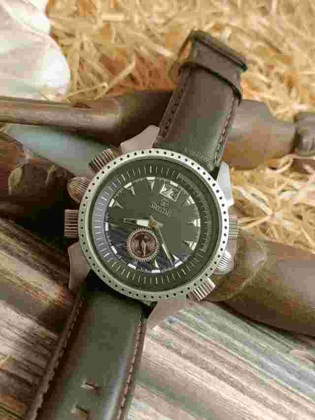 AUTHENTIC SWISTAR QUARTZ SWISS MENS MINT SUB SECONDS FANCY LUGS BIG DATE VINTAGE