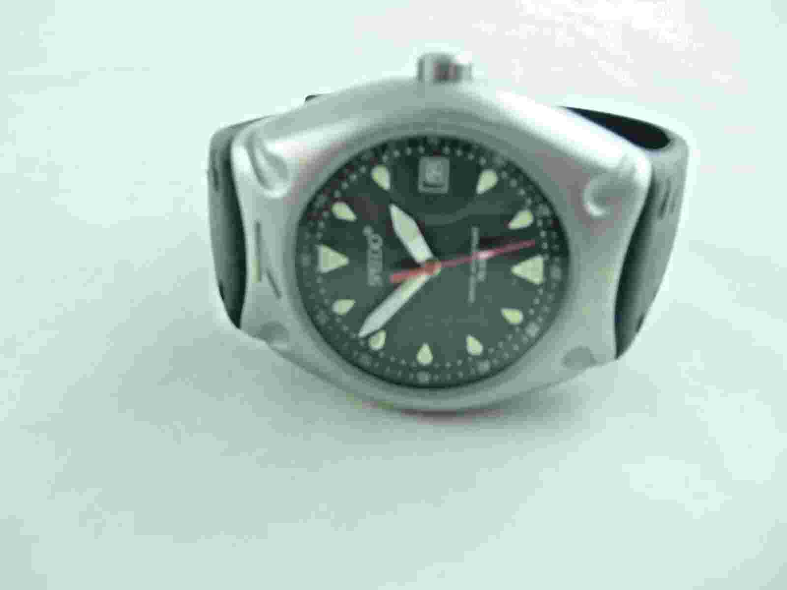 The Speedo Sports Men Watch features a durable rubber strap