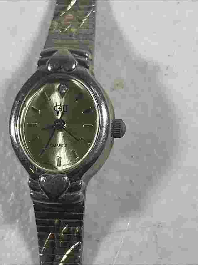 Gloria Vanderbilt Two Tone Quartz Analog Ladies Watch Needs battery