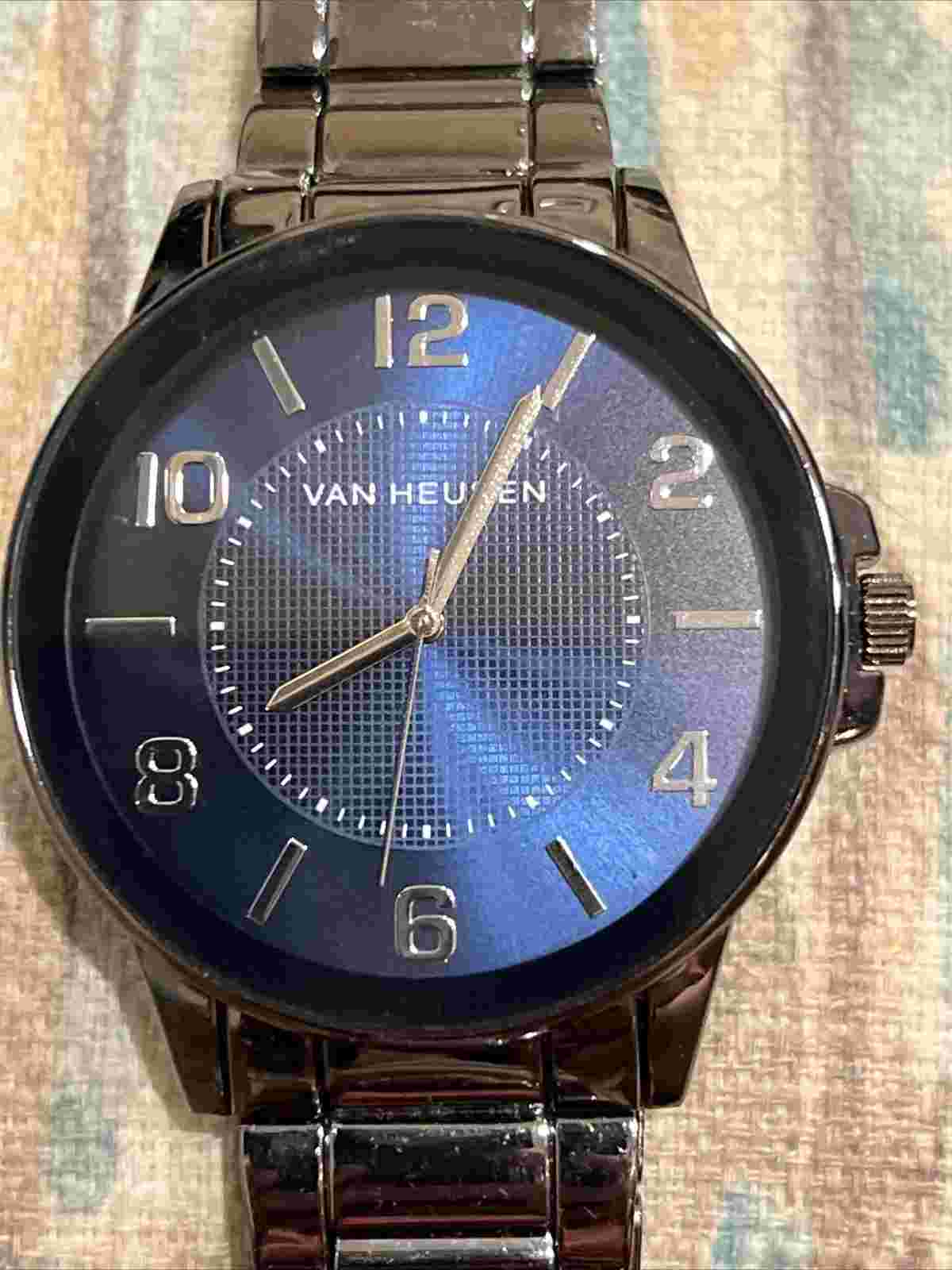 Van Heusen Wrist Watch Simplicity Large Face Blue New Energizer Battery